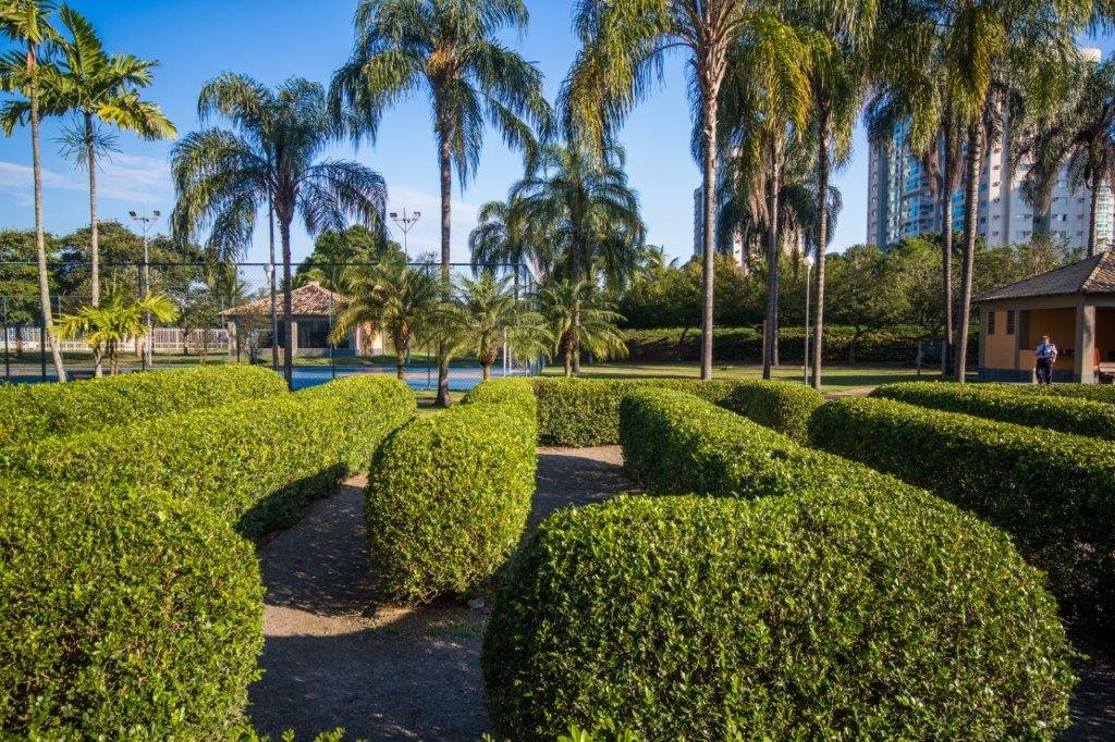 Jardins bem cuidados no condomínio Rio2